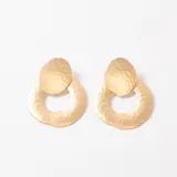 Caravanas de diseño circular con acabado texturizado y efecto martillado, compuestas por un disco superior pequeño y un aro inferior más grande.