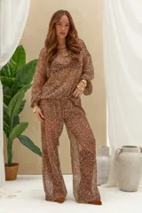 Sweater de punto con brillos, color marrón, de manga larga y diseño holgado.