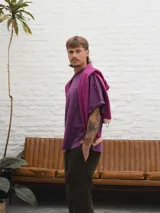 Remera gris jaspeado de algodón con corte boxy fit y bordado de olas verdes en el pecho.