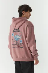 Canguro de felpa color beige con capucha, cordones negros, bolsillo tipo canguro y puños y cintura acanalados. Estampado con el logo de la marca en el pecho y parche con el logo en la manga izquierda.