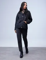 Campera azul marino liviana marca Michael Kors, con capucha escondida en el cuello, cierre oculto con botones a presión, bolsillos delanteros y avíos metálicos dorados con logo.