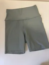 Short calza gris claro con cintura alta y textura acanalada.