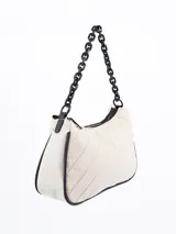 Bandolera acolchada color blanco roto (off white) con costuras diagonales. Posee una correa de cadena gruesa negra y cierre superior con cremallera.