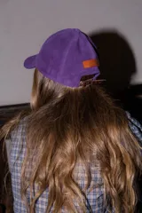 Gorra de cuero sintético color violeta, con diseño estructurado y visera curva.