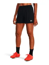 Short deportivo Under Armour de la línea Challenger, color negro, con cintura elástica y logo de la marca estampado en contraste en la pierna.