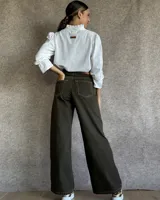 Pantalón de jean estilo wide leg con costuras verticales frontales, tiro alto y bolsillos laterales.