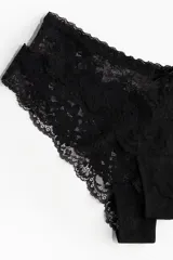 Pack de dos bombachas tipo colaless de encaje negro con moño en el centro.