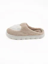 Pantuflas de peluche color beige con diseño de corazón blanco en la parte superior y suela de plataforma blanca.