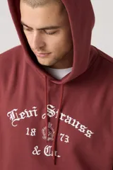 Hoodie Levi's color bordó con capucha ajustable mediante cordones, bolsillo tipo canguro y estampado gráfico delantero en color blanco con tipografía gótica y la inscripción "Levi Strauss & Co. 1873".