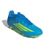 Championes de fútbol Adidas modelo F50 Club FG/MG, color celeste con las tres tiras características en amarillo flúor y suela multicolor.