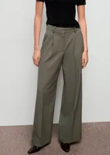 Pantalón de vestir de corte recto y tiro medio, con diseño de pinzas, bolsillos laterales y bolsillos de ribete en la parte posterior. Cuenta con cierre oculto de botón, gancho y cremallera.