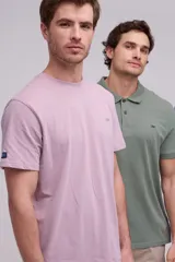Remera lisa de manga corta y cuello redondo, color gris oscuro, de calce cómodo con pequeño logo bordado en el pecho.