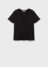 Camiseta negra de manga corta, con cuello en V y diseño recto de tejido fluido.