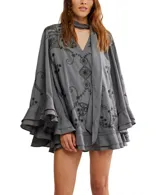 Vestido corto gris con bordados negros, mangas anchas con volados y lazo al cuello.