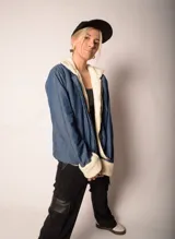 Campera azul de jean con interior de corderito blanco, cierre frontal y bolsillos laterales.