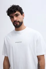 Remera oversize Brooksfield de color marrón, con diseño de manga corta, cuello redondo y estampa minimalista en el frente.