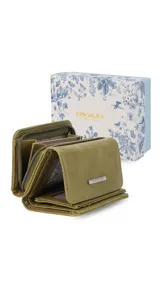 Billetera mediana de símil cuero amarillo, con solapa y broche a presión, compartimento con cierre y múltiples tarjeteros en el interior. Incluye caja de presentación estampada.