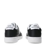 Championes urbanos New Balance modelo 080, color negro con detalles en blanco. Presentan una silueta clásica de corte bajo, con el logo 'N' en el lateral y suela de goma blanca.