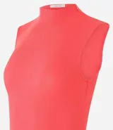 Blusa sin mangas de calce ajustado, confeccionada en tejido de viscosa con textura acanalada y cuello alto.