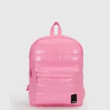 Mochila Bubba acolchada color fucsia, con diseño tipo puffer, bolsillo frontal con cierre y asa superior.