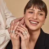 Anillo triple alianza confeccionado en plata 925, compuesto por tres bandas entrelazadas con diferentes texturas y acabados.