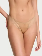 Panty tipo colaless de tiro bajo, color praline, confeccionado en tejido suave con delicados detalles de encaje en los laterales y diseño de tiro alto en la pierna.