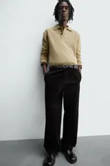 Pantalón de corte carrot fit confeccionado en tejido de mezcla de algodón. Presenta bolsillos frontales, bolsillos traseros de vivo y cierre frontal con cremallera y botón.