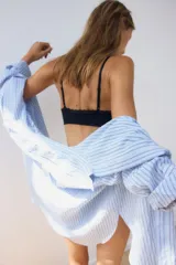 Soutien sin aros color negro, con diseño seamless, copas con relleno extraíble y detalle de encaje en los bordes. Cuenta con doble tirante ajustable en cada hombro.