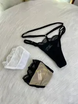 Pack de tres tangas tipo colaless confeccionadas en microtul y encaje, con tiras laterales regulables. El diseño presenta detalles de encaje en los bordes y transparencias.