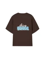 Remera celeste de corte holgado con estampado frontal de la frase "Ibiza Ittai" con letras que simulan cubos de hielo.