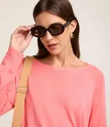 Suéter de punto color celeste, con cuello redondo y mangas largas.