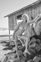 Conjunto de bikini con estampado de rayas horizontales en azul marino y blanco. El corpiño es de estilo triangular con breteles finos para atar, y la bombacha es de corte clásico con tiras laterales ajustables.