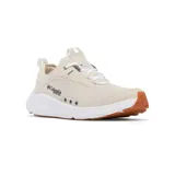 Championes Columbia modelo Castback PFG, color beige con suela blanca y base de caucho color caramelo. Diseñados con malla transpirable, orificios de drenaje laterales y tecnología de amortiguación para mayor estabilidad en terrenos mojados.