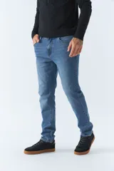 Jean de hombre de calce regular, color celeste.