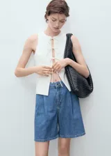 Short de jean de tiro medio con diseño recto, pinzas delanteras, cierre de cremallera y botón, trabillas y bolsillos laterales y traseros.