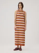 Vestido midi sin mangas de corte holgado, con diseño de rayas horizontales en tonos verde azulado, marrón y rosado. Presenta cuello redondo y aberturas laterales en el dobladillo.