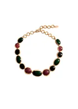 Gargantilla de eslabones dorados decorados con piedras ovaladas de resina en tonos verde, rojo y negro.