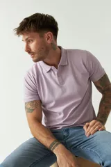 Remera polo blanca de manga corta, con cuello clásico, cierre de tres botones y logo estampado en el pecho.