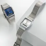 Reloj Casio modelo AQ-230 con diseño ana-digi, caja de acero inoxidable de 30mm y esfera azul. Cuenta con malla de acero tipo milanesa, manecillas para hora analógica y pantalla digital inferior para funciones adicionales.