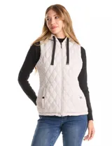Chaleco capitoneado de color negro con diseño acolchado en forma de rombos. Presenta capucha integrada con cordones de ajuste, cierre frontal completo y bolsillos laterales con cierre a presión.