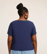 Blusa Ashua de viscosa color azul marino, con escote en V, manga corta y detalle de recortes verticales en el frente.