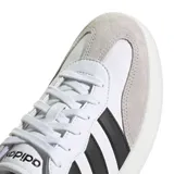 Championes Adidas Barreda de diseño retro con capellada de cuero sintético y detalles en gamuza en la puntera. Presenta las tres tiras laterales en color negro, cierre por cordones y suela cupsole de goma.