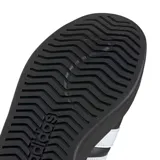 Championes urbanos Adidas modelo Streettalk, color negro con las icónicas tres tiras laterales en blanco. Presentan puntera reforzada tipo shell-toe, cierre por cordones y suela de goma resistente.
