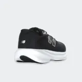 Championes New Balance modelo 680 V9, color negro con entresuela blanca y logo "N" distintivo en el lateral. Confeccionados con malla transpirable y amortiguación Fresh Foam.