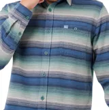 Camisa de manga larga Rip Curl modelo Mod Cali Flannel, con diseño de rayas horizontales en tonos verdes y azules. Presenta cuello clásico, cierre frontal con botones y un bolsillo en el pecho.