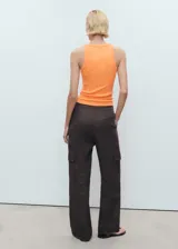 Top sin mangas de tejido de canalé, con diseño entallado, cuello halter y tirantes anchos.