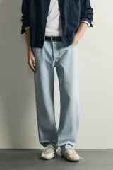 Pantalón de jean corte recto desde la cadera hasta el tobillo, con tiro medio y tejido rígido. Presenta diseño de cinco bolsillos, cierre frontal con botones y acabado en efecto lavado claro.