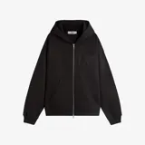 Campera negra con capucha y cierre frontal. Presenta un logo en relieve con una estrella y letras en el lado izquierdo del pecho, y un bolsillo canguro.