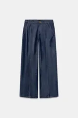 Jeans Z1975 de tiro alto y pernera ancha, estilo wide leg, en denim azul oscuro con costuras en contraste. Cuenta con cintura elástica en la parte trasera, bolsillos delanteros y cierre frontal con cremallera y botón.