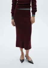 Falda midi de tejido de punto con diseño tipo lápiz y cintura elástica.